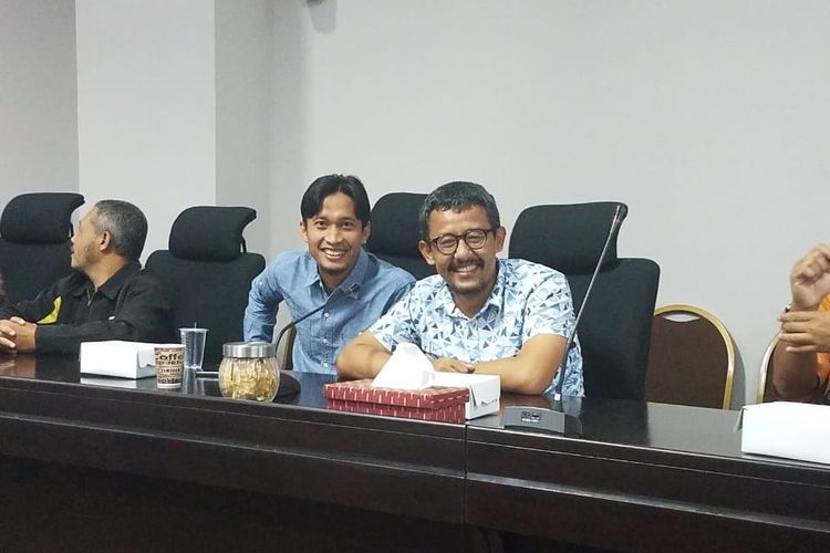 Pemain tim Liga 2 2020 Putra Sinar Giri, Arif Suyono (tengah) saat meeting bersama Asprov Kota Batu, Jawa Timur.