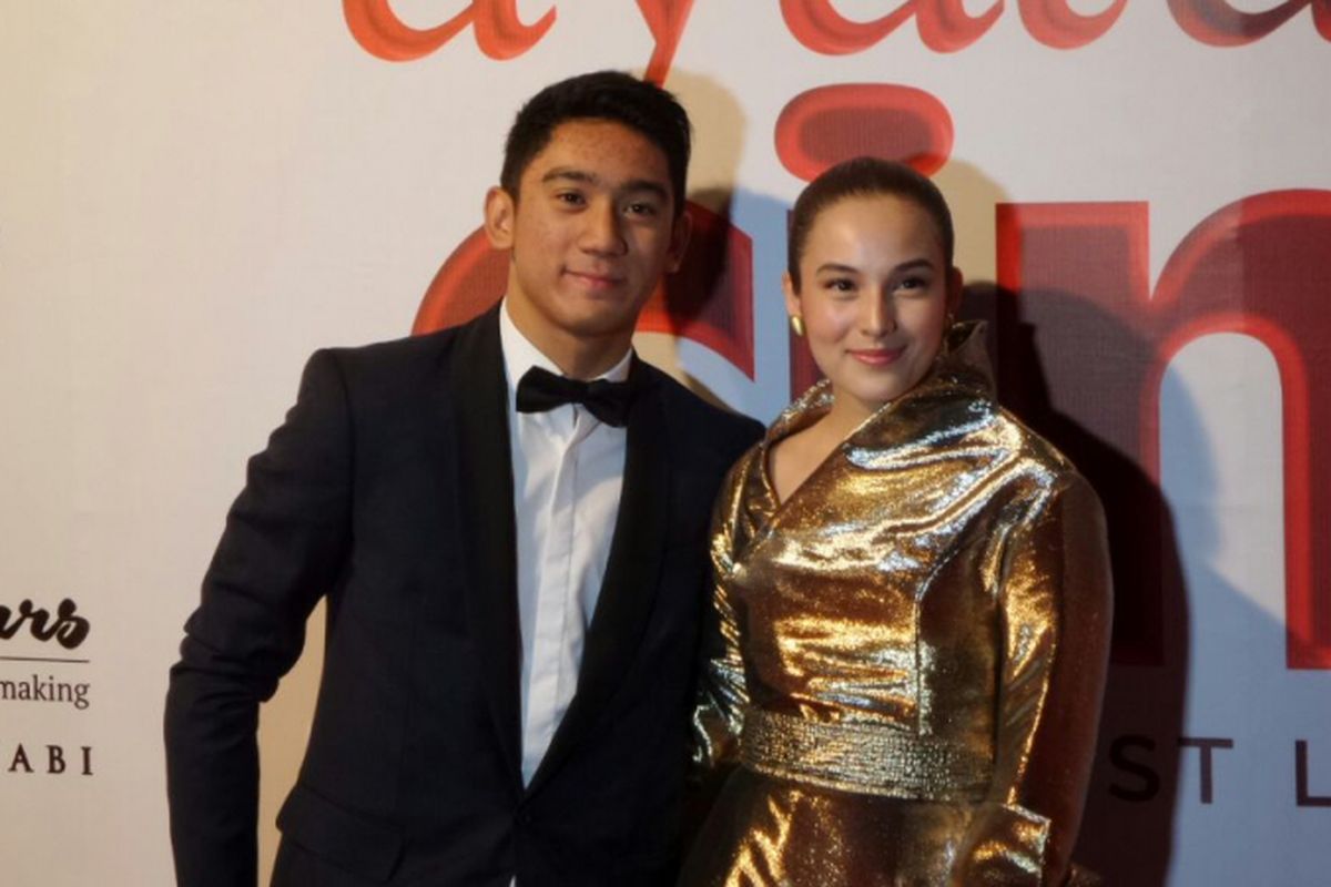 Artis peran Chelsea Islan mengandeng Daffa Wardhana ketika menghadiri karpet merah acara gala premier film Ayat Ayat Cinta 2 yang diadakan di XXI Epicentrum, Kuningan, Jakarta Selatan, Kamis (7/12/2017).