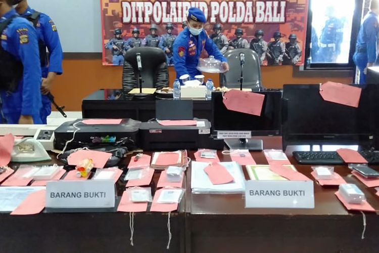 Polisi menangkap dua tersangka pemalsuan kartu tanda penduduk (KTP), ijazah, dan kartu keluarga di wilayah Pelabuhan Benoa, Denpasar, Bali, pada Kamis (25/3/2021).