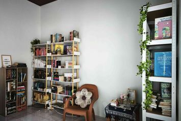 Ketika Rumah, Buku, dan Kopi Menjadi Ruang Literasi