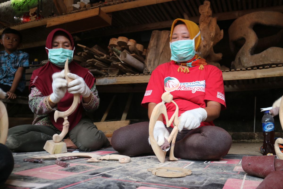 Berkunjung ke sentra souvenir ukiran kayu motif khas Kuningan, di Saung Kreatif Kharisma Alam, Kuningan, Jawa Barat, Sabtu (23/12/2017).