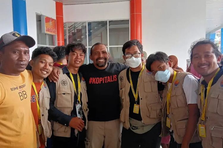 Sejumlah mahasiswa KKN Universitas Gajah Mada (UGM) berfoto bersama warga di Bandara Karel Sadsuitubun Langgur, Maluku Tenggara sebelum mereka meningalkan bandara tersebut, Rabu (16/8/2022)