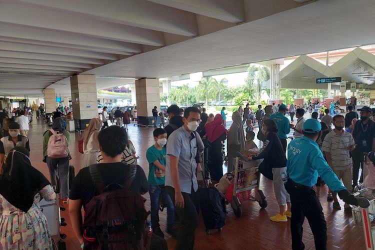 Suasana para penumpang pesawat di area kedatangan Terminal 2 Bandara Soekarno-Hatta, Kota Tangerang, Minggu (8/5/2022).