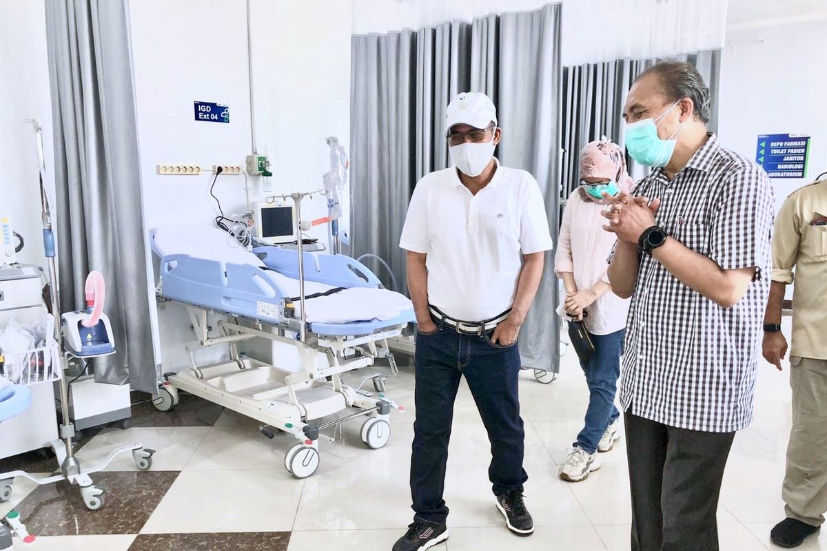 Direktur Logistik dan Infrastruktur Pertamina Mulyono saat melakukan kunjungan ke Rumah Sakit (RS) Darurat Covid-19 Asrama Haji Pondok Gede pada Sabtu, (17/7/2021).