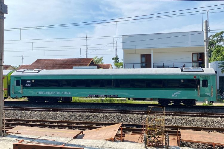 Rangkaian Kereta Petani dan Pedagang saat berada di Stasiun Rangkasbitung, Sabtu (1/11/2025).