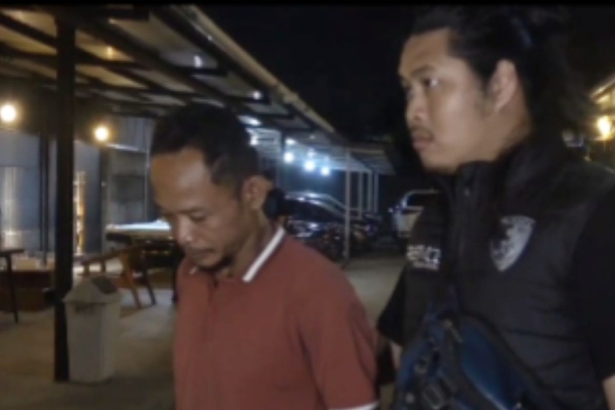 Pelaku pembakaran yakni Muh Rijal (39) hingga menghanguskan puluhan rumah warga saat digelandang polisi di Posko Resmob Ditreskrimum Polda Sulsel, Jalan Letjen Hertasning, Kota Makassar, Sulsel, Selasa (29/10/2024).