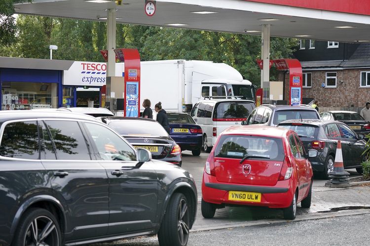 Antrean mobil yang memanjang di SPBU Birmingham pada Selasa (28/9/2021) akibat Inggris krisis BBM.