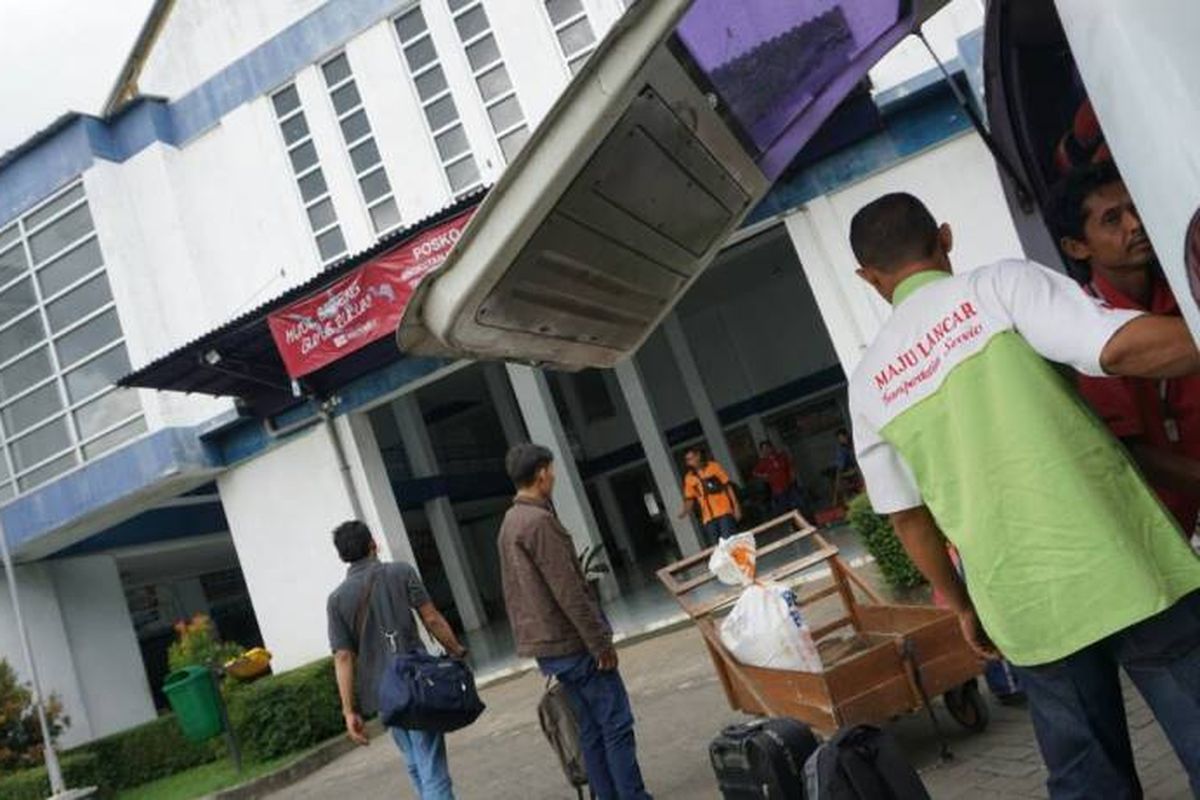 Para pemudik yang menggunakan bus terus berdatangan Terminal Dhaksinarga, Desa Selang, Kecamatan Wonosari, Kabupaten Gunungkidul, DI Yogyakarta, Kamis (22/6/2017)
