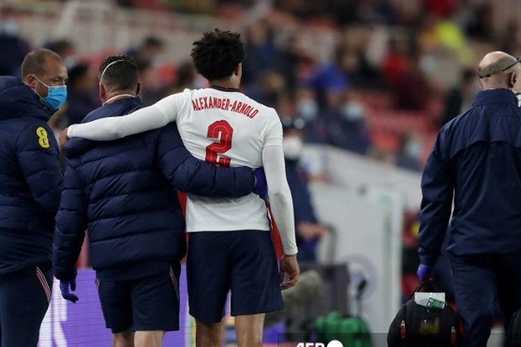 Trent Alexander-Arnold mengalami cedera paha kiri pada laga uji coba Inggris vs Austria di Stadion Riverside, 2 Juni 2021.