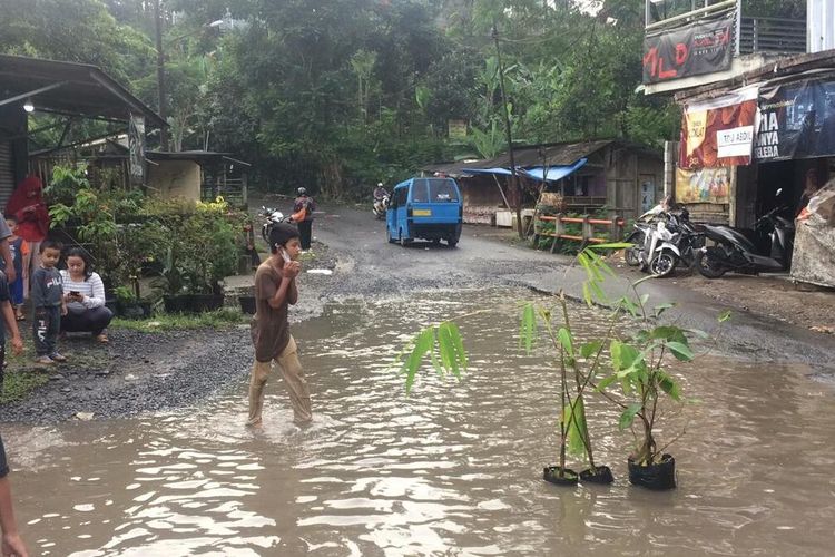 Aksi protes warga Tamansari, Kabupaten Bogor terkait jalan rusak di sepanjang jalan di Desa Sukajaya, Kecamatan Tamansari, Kabupaten Bogor, Jawa Barat, viral di media sosial, Jumat (19/3/2021).