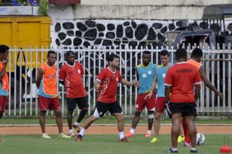 Pelatih Kepala Persipura Jayapura, Oswaldo Lessa (tengah) didampingi dua Asisten Pelatih, Mettu Dwaramuri dan Chris Leo Yarangga sedang memberikan arahan kepada Boaz dan kawan-kawan pada latihan di Stadion Mandala Jayapura, Senin (13/4/2015) pagi.