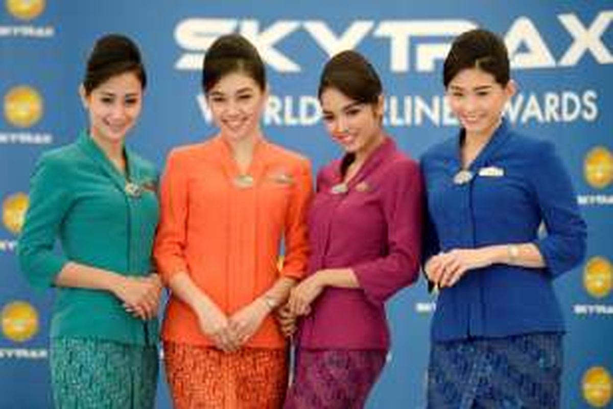 Garuda Indonesia Raih World Best Cabin Staff - Para pramugari Garuda Indonesia melakukan performer usai menerima penghargaan Worldâ??s Best Cabin Staff dari Skytrax yang berbarengan dengan ajang pameran kedirgantaraan Farnborough Air Show 2016 di Farnborough, Inggris, Selasa (12/7). Penghargaan ini merupakan yang ketiga kalinya bagi Garuda Indonesia.
Kompas/Wawan H Prabowo