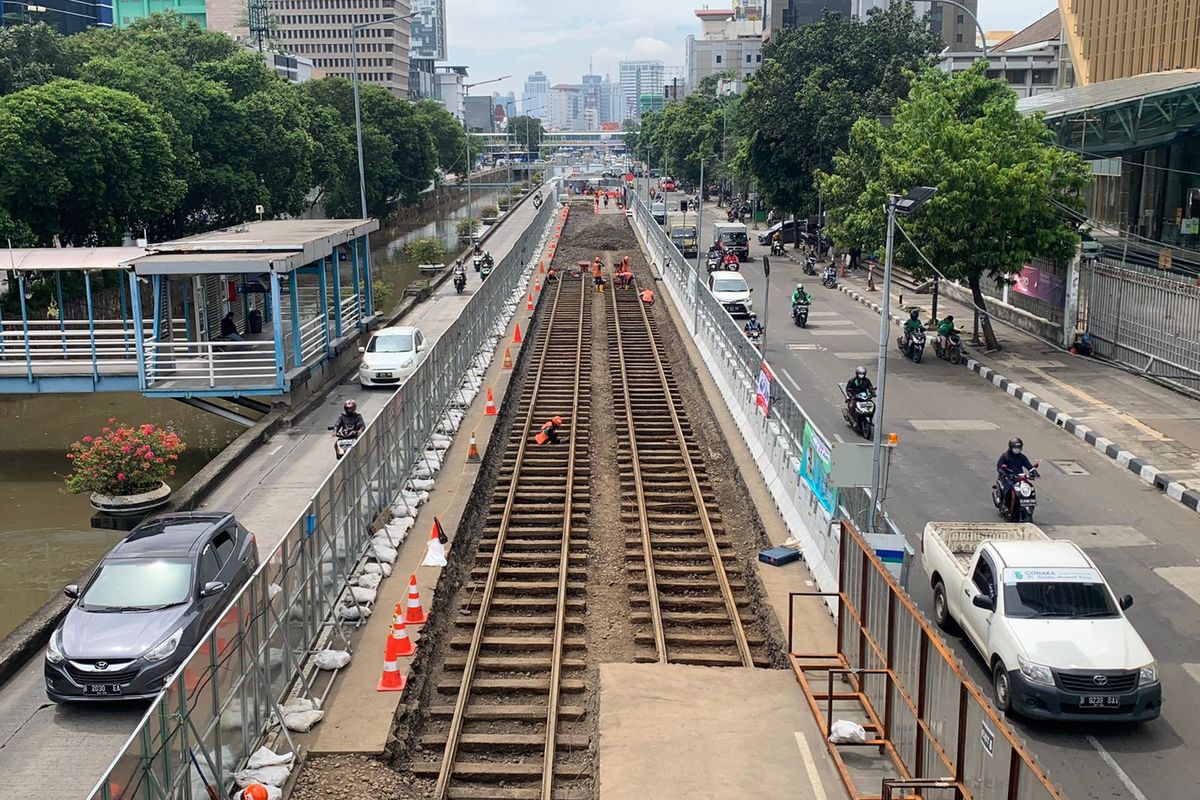 Rel trem bekas peninggalan zaman Belanda ditemukan pada proyek pembangunan MRT Jakarta fase 2A CP 202 di Jalan Pembangunan I, Gambir, Jakarta Pusat.