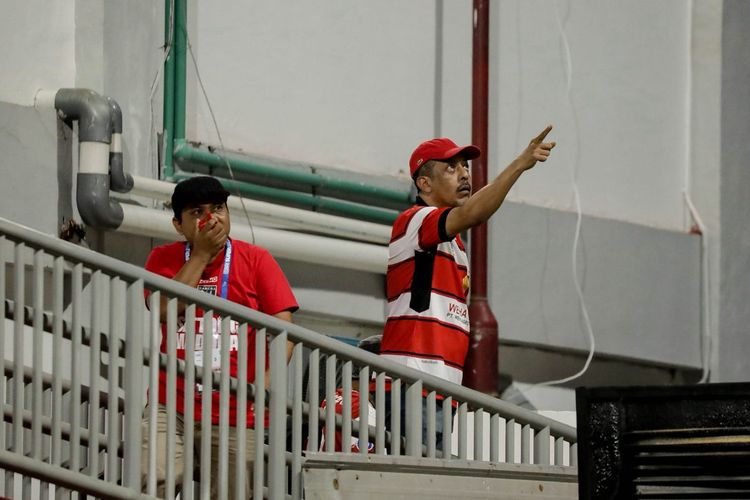 Komisaris PT Polana Bola Madura Bersatu (PBMB), Zia Ul Haq turut mengamankan situasi ricuh antar suporter saat laga pekan ke-1 Super League 2025-2026 melawan Persis Solo yang berakhir dengan skor 1-2 di Stadion Gelora Madura Ratu Pamelingan, Kabupaten Pamekasan, Sabtu (9/8/2025) malam.