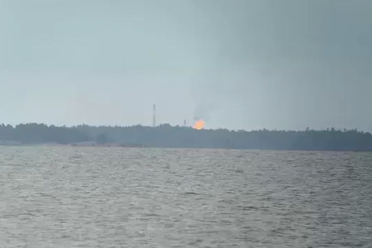 Foto ini diambil oleh warga Finlandia bernama Ari Laine pada tanggal 24 Juli pada jarak sekitar 38 kilometer dari fasilitas di Portovaya.

