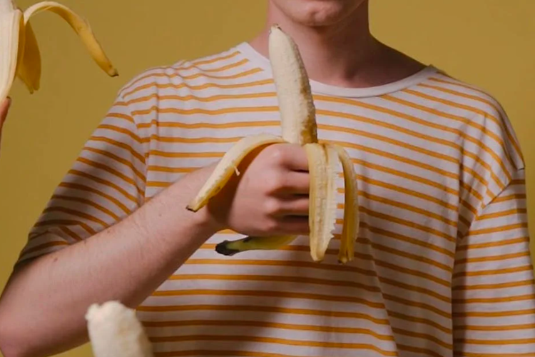 Ilustrasi pria makan pisang