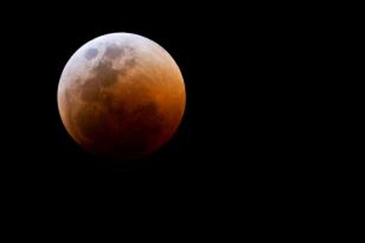 Blood moon yang terjadi pada tahun 2011