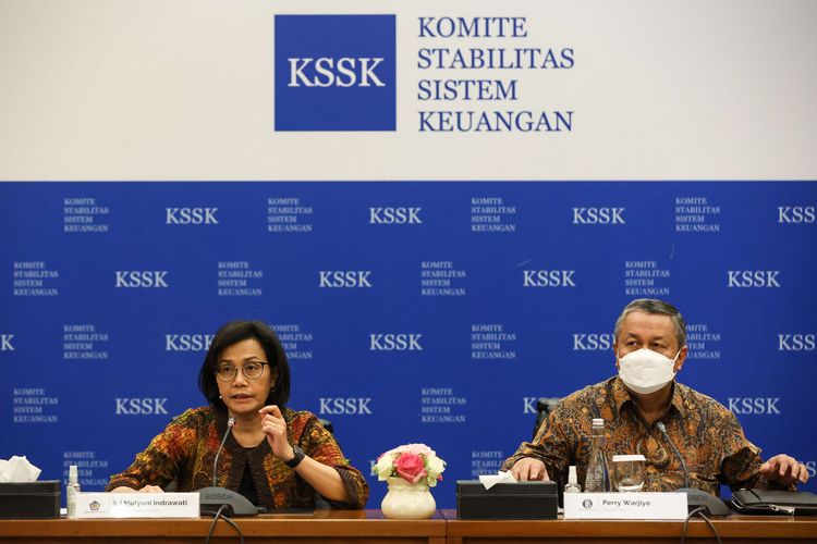 Komite Stabilitas Sistem Keuangan (KSSK) yang terdiri dari Menteri Keuangan Sri Mulyani Indrawati (kiri) dan Gubernur Bank Indonesia (BI) Perry Warjiyo (kanan) menggelar jumpa pers di Kementerian Keuangan Republik Indonesia, Senin (1/8/2022). Stabilitas sistem keuangan pada kuartal II-2022 berada dalam kondisi yang terjaga meski di tengah tekanan global.