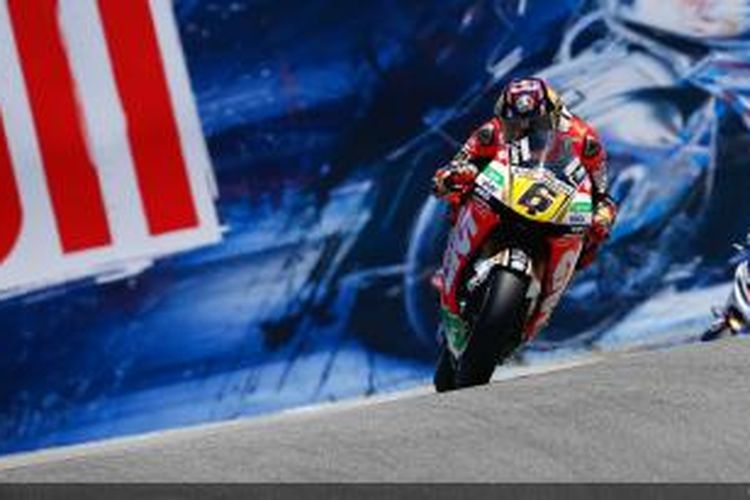 Pebalap asal Jerman, Stefan Bradl, memacu motornya di sirkuit Laguna Seca pada kualifikasi kedua GP Amerika, Sabtu (20/7/2013).