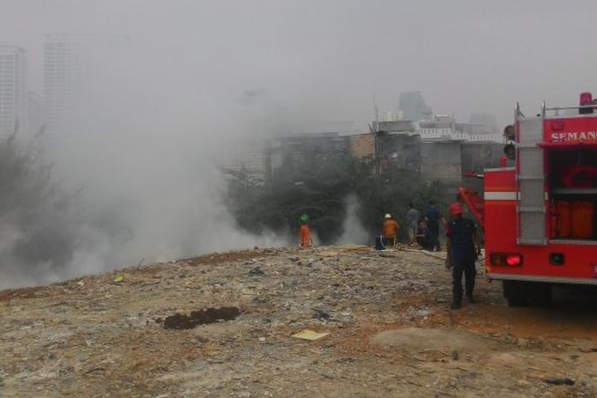 Kebakaran terjadi di sebuah tanah kosong di Jalan Karet Karya, Setiabudi, Jakarta Selatan pada Selasa (30/6/2015). Kebakaran diduga terjadi karena aktivitas membakar sampah yang kerap dilakukan warga di sana.