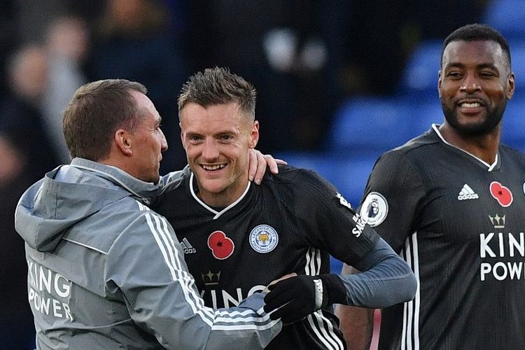 Brendan Rodgers dan Wes Morgan menyelamati Jamie Vardy yang mencetak gol pada pertandingan Crystal Palace vs Leicester City di Stadion Selhurst Park, 3 November 2019. 