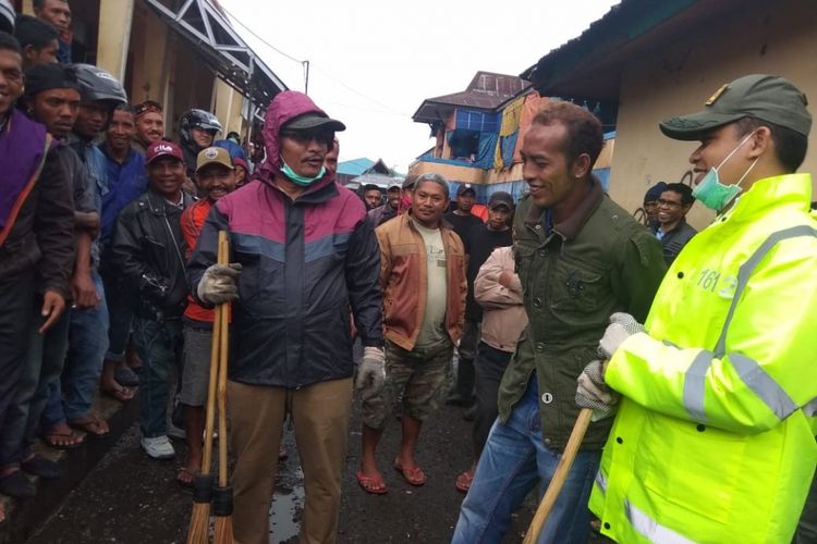 Bupati Manggarai, Deno Kamelus sedang memegang Sapi Lidi untuk membersihkan sampah di selokan dan jalan raya di Kota Ruteng, Jumat (25/1/2019). Bupati turun langsung angkat sampah setelah mendapatkan penilaian dari KLHK RI bahwa Kota Ruteng sebagai Kota Terkotor di Indonesia. (ARSIP HUMAS PEMDA MANGGARAI)