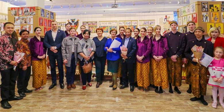 Gamelan mengiringi peragaan busana dalam pameran seni di Moskow, Minggu (17/3/2019). 