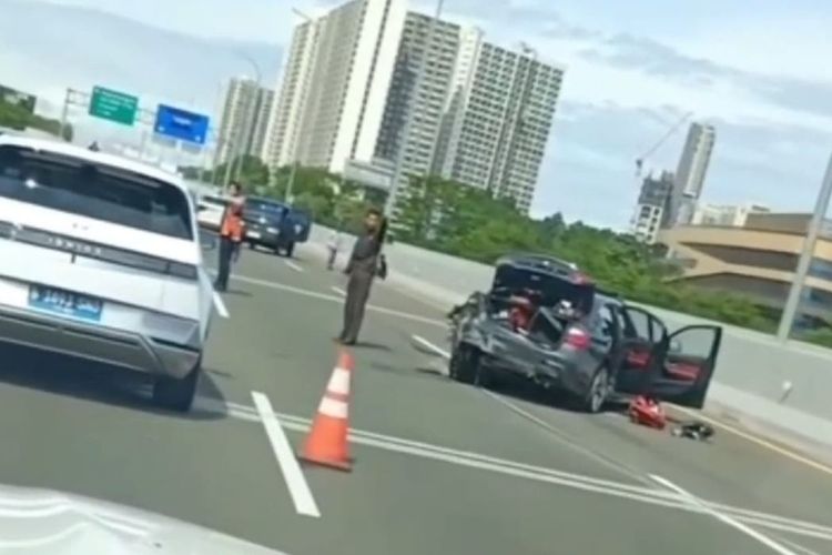 Situasi lalu lintas di Tol Serbaraja usai kecelakaan antara mobil BMW dan Carry Pick Up.