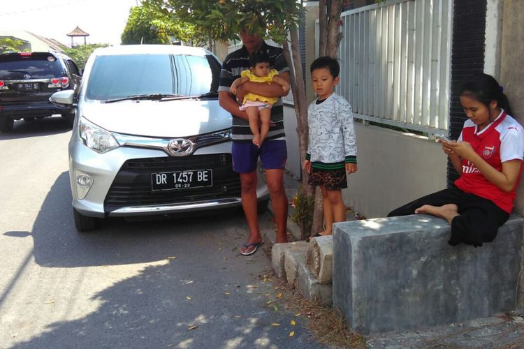 Warga berhamburan ke luar rumah di Kota Mataram, Nusa Tenggara Barat, saat gempa kembali mengguncang Nusa Tenggara Barat, Kamis (9/8/2018). Gempa kali ini bermagnitudo 6.2.