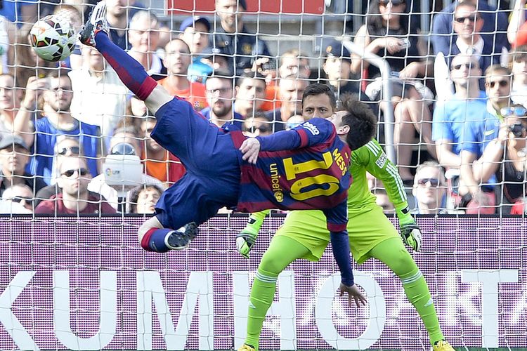 Pemain Barcelona, Lionel Messi, menendang bola dalam pertandingan Liga Spanyol melawan Valencia.