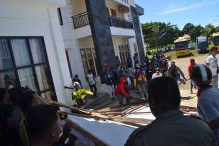 Aksi protes oleh warga Morotai terhadap hasil seleksi CPNS berimbas pada pemboikotan kantor.