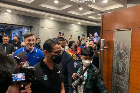 Mesut Oezil Datang ke Indonesia: Dengar Pantun, Tebar Senyuman, dan Ucapkan Assalamualaikum