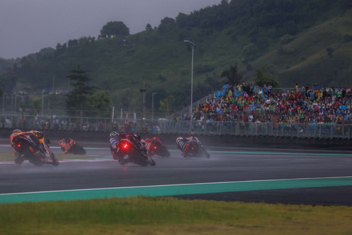 Penonton menyaksikan MotoGP seri Pertamina Grand Prix of Indonesia di Pertamina Mandalika International Street Circuit, Lombok Tengah, NTB, Minggu (20/3/2022). Pembalap Red Bull KTM Factory Racing Miguel Oliveira berhasil menjadi juara pertama diikuti pembalap Monster Energy Yamaha Fabio Quartararo dan pembalap Pramac Racing Johann Zarco.