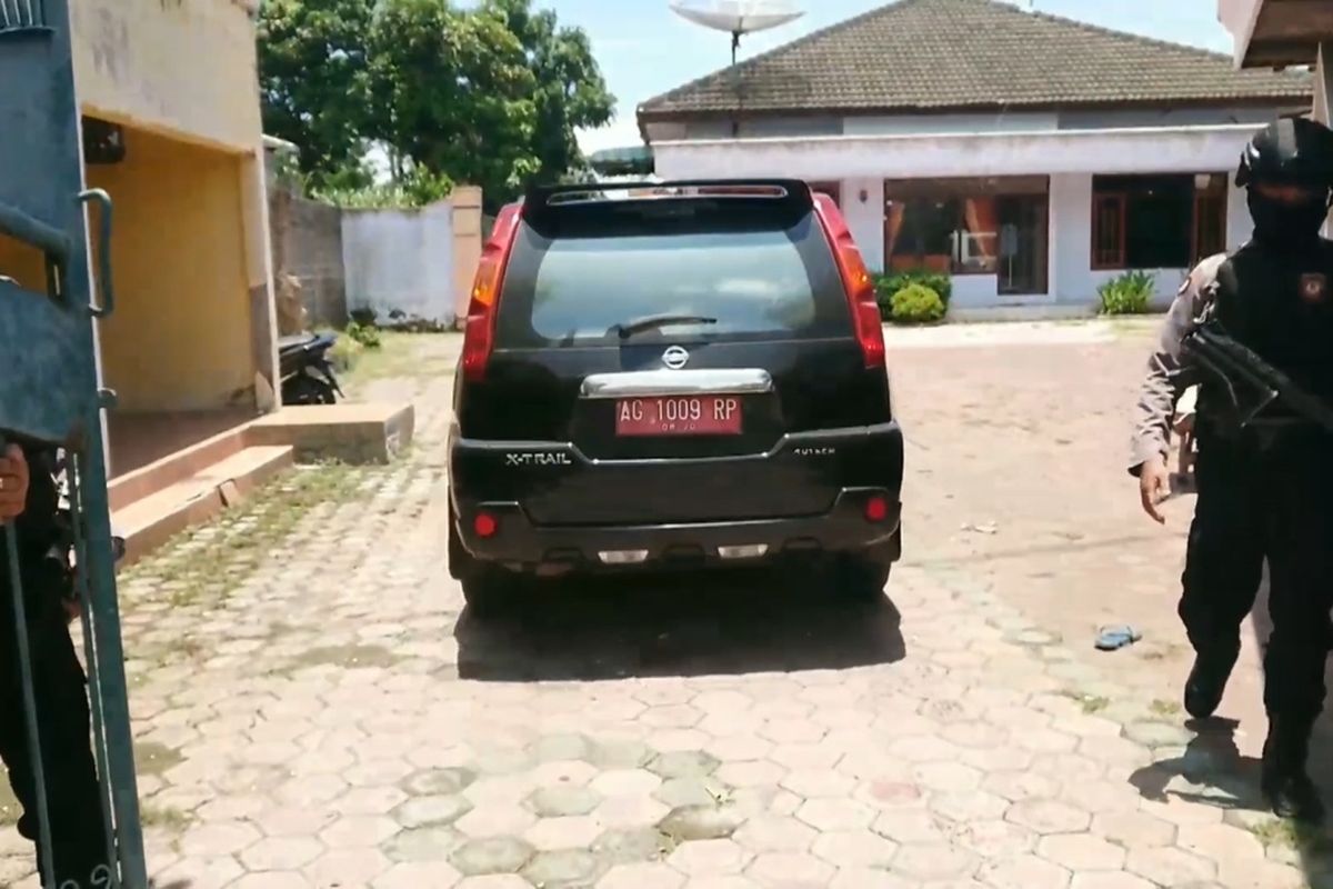Mobil dinas Imam Kambali tiba di rumahnya, sesaat setelah  Tim penyidik KPK tiba 20 menit lebih awal pada Selasa (18/2/2020).