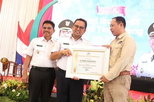 Hadirkan Inovasi Pelayanan Publik, Wali Kota Arief Dianugerahi Bapak Pelayanan Publik Kota Tangerang