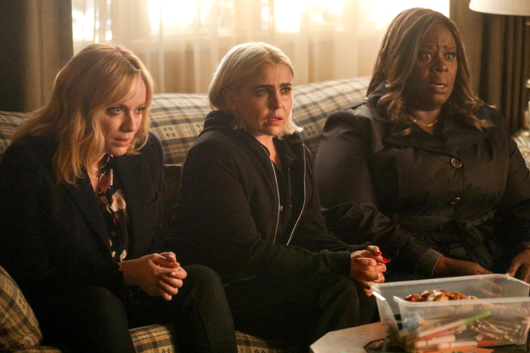 Christina Hendricks, Mae Whitman, dan Retta kembali dalam musim ketiga serial drama komedi Good Girls (2018).