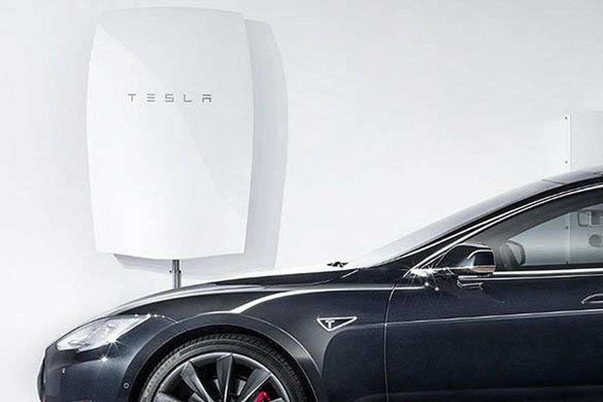 Baterai dinding dari Tesla punya kemampuan menyimpan dan mengeluarkan negara 7-10 kWh.