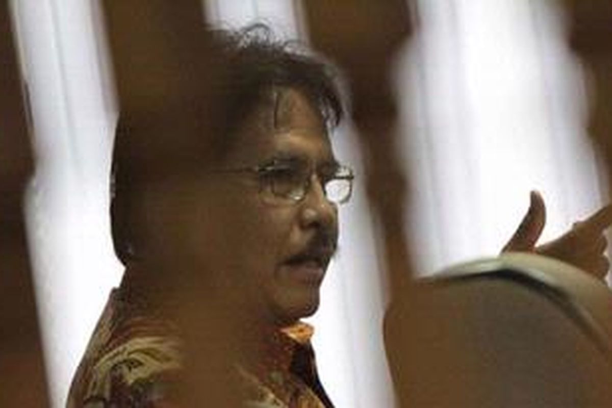 Mantan Komisaris PLN, yang juga mantan Menteri BUMN, Sofyan Djalil, saatmemberikan kesaksian untuk terdakwa mantan Dirut PLN, Eddie Widiono Suwondho, di sidang Pengadilan Tipikor Jakarta Selatan, Selasa (11/10/2011).  