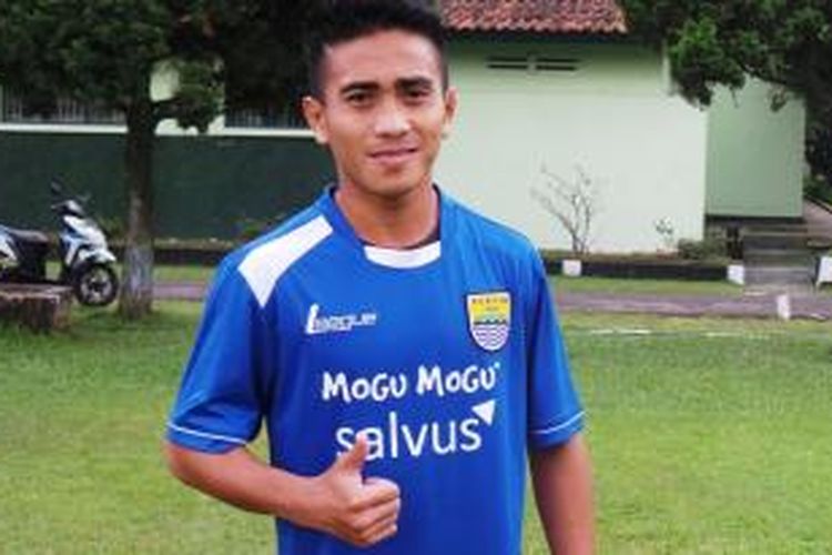 Gelandang Persib Bandung, Muhammad Taufiq, saat berlatih di Pusat Pendidikan Polisi Militer (Pusdikpom) Cimahi, Sabtu (28/3/2015) sore. 