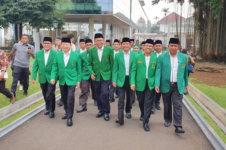 Pengurus Partai Persatuan Pembangunan (PPP) bertemu Presiden Joko Widodo di Istana Kepresidenan Bogor, Selasa (9/7/2019) sore . Pantauan Kompas.com, para pengurus PPP tiba di Istana Bogor pukul 15.30 WIB.