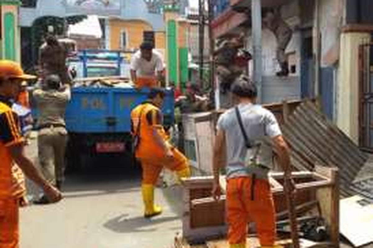 Puluhan kios dan warung liar di Jalan Percetakan Negara 2, Johar Baru, Jakarta Pusat ditertibkan, Rabu (23/11/2016). 