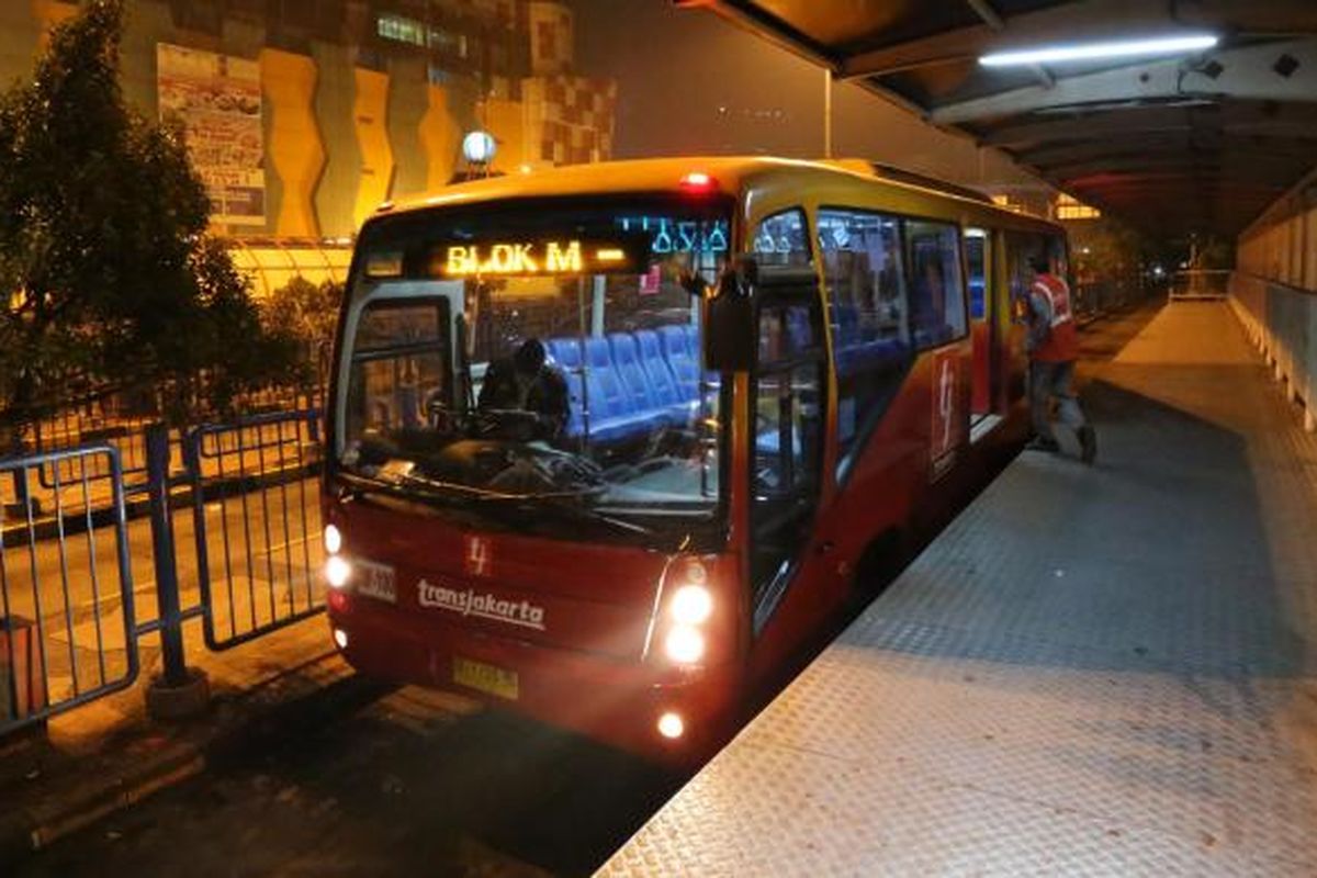 Bus transjakarta yang melayani angkutan malam hari (amari) saat akan menaikkan penumpang di Halte Blok M, Jakarta Selatan, Selasa (3/6/2014) malam. Terkait rencana pengoperasian bus selama 24 jam, Unit Pengelola (UP) Transjakarta telah resmi mengoperasikan 18 armada transjakarta amari sejak Minggu, 1 Juni lalu. WARTA KOTA/ANGGA BHAGYA NUGRAHA