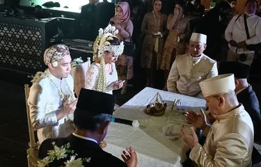 Ikmal Tobing dan Indah Lollyta Menikah