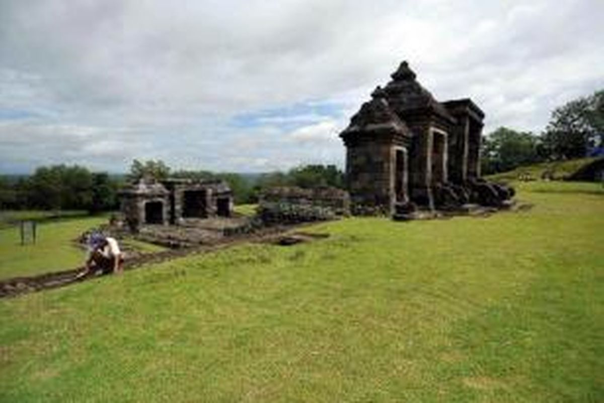 Pekerja membersihkan rumput di kompleks Candi Ratu Boko, Sleman, DI Yogyakarta, Senin (28/3/2011).  