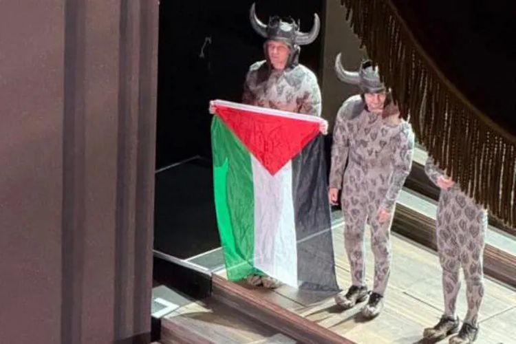 Aksi Kibarkan Bendera Palestina Warnai Penutupan Il Trovatore di Royal Opera House