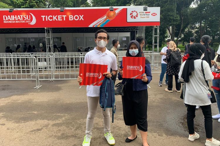 Penonton Indonesia Masters 2022 di area ticket box Istora Senayan, Jakarta, pada Selasa (7/6/2022) pagi WIB.