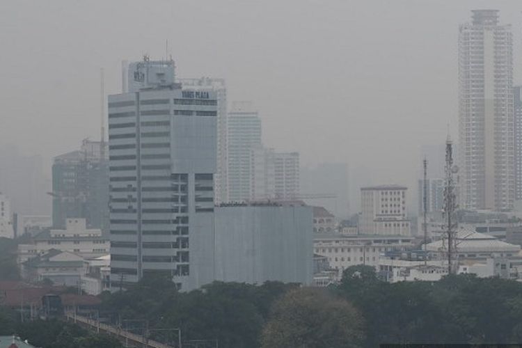Kota Manila, Filipina, terlihat diselimuti kabut asap dari Gunung Taal pada 22 September 2023. 