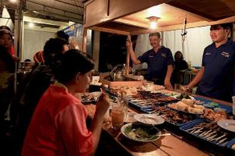 Warung  Hick Gaul Pak Mul di Jalan Lawu Karanganyar, Jawa Tengah, menyajikan makanan tradisional dengan harga seporsi nasi tumpang Rp 4.000.