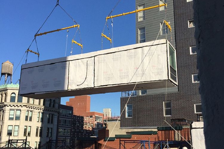 Komponen modular yang telah dirakit kemudian dipasang di atas podium.