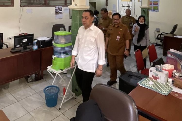 Wali Kota Surabaya, Eri Cahyadi saat sidak di Kelurahan Kebraon, Senin (8/9/2025).